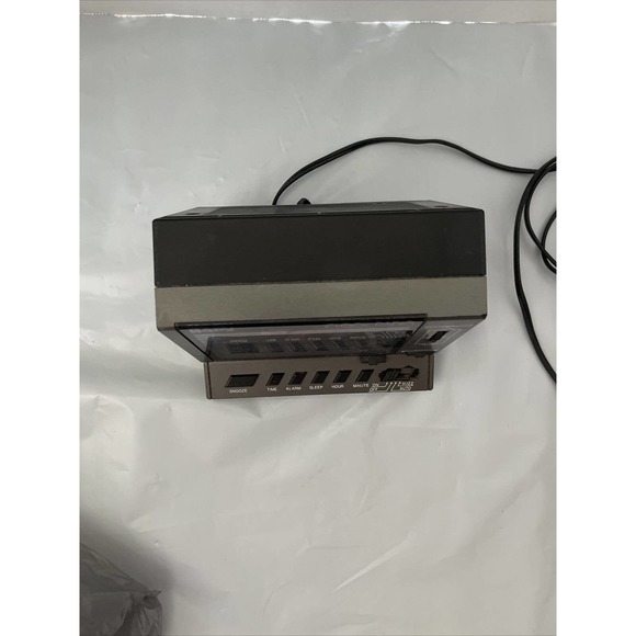 GPX Clock Radio D528G•Digital Clock Display•Analog AM/FM Radio•Alarm Clock - Picture 7 of 8